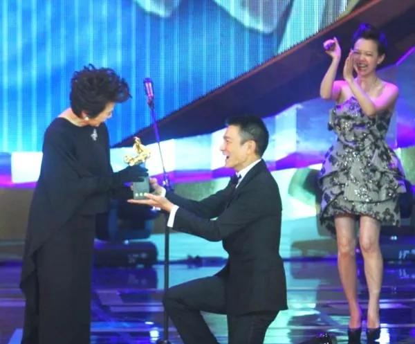 她是刘德华干妈，64岁凭一部电影拿8个影后，晚年却难享天伦之乐