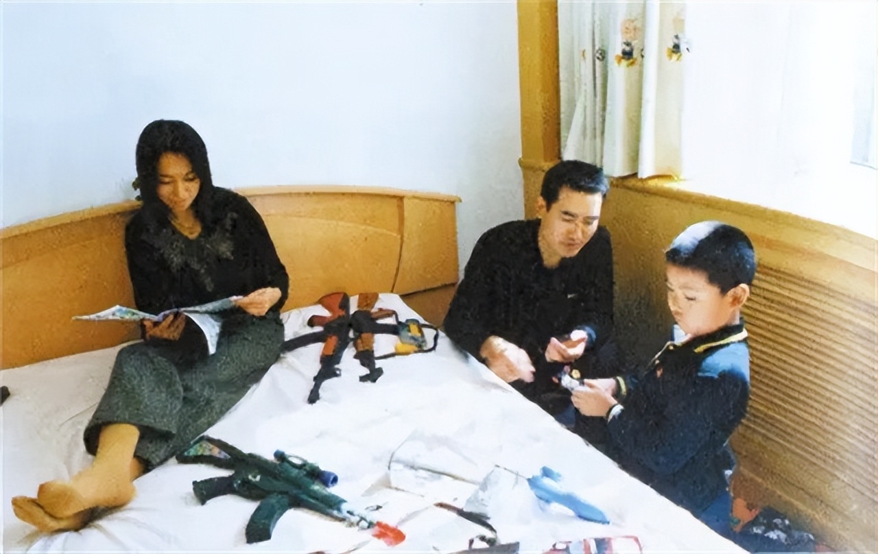 杨宁康和翟志刚的儿子翟天雄是同班同学,两人的关系非常要好,总是在一