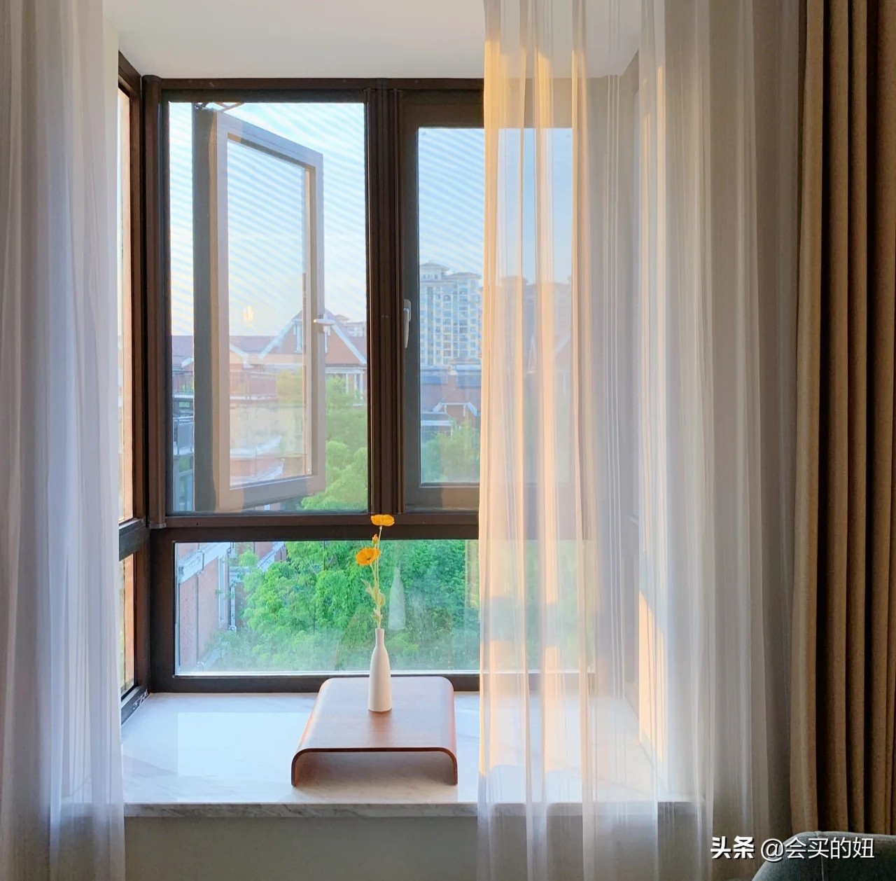 卧室窗子最重要的就是隔音,特别是靠近街道,广场和道路的房子,为了