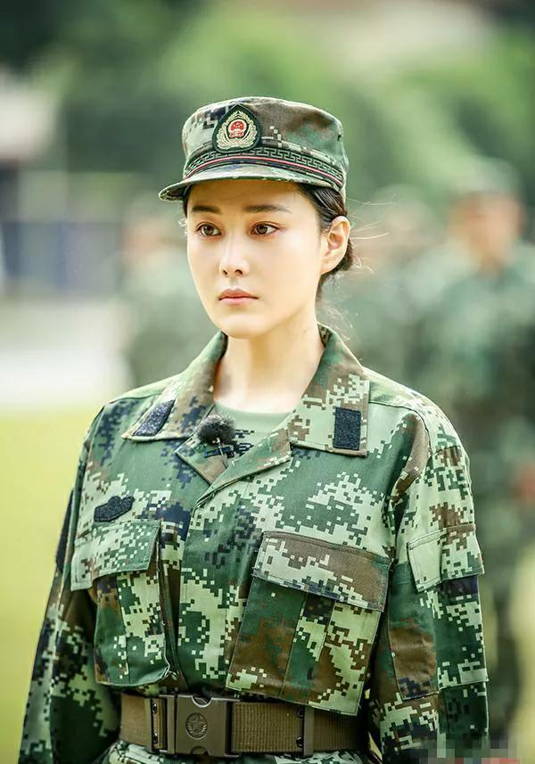 24明星军装女神美照，气质唯美，自信从容，美丽大方