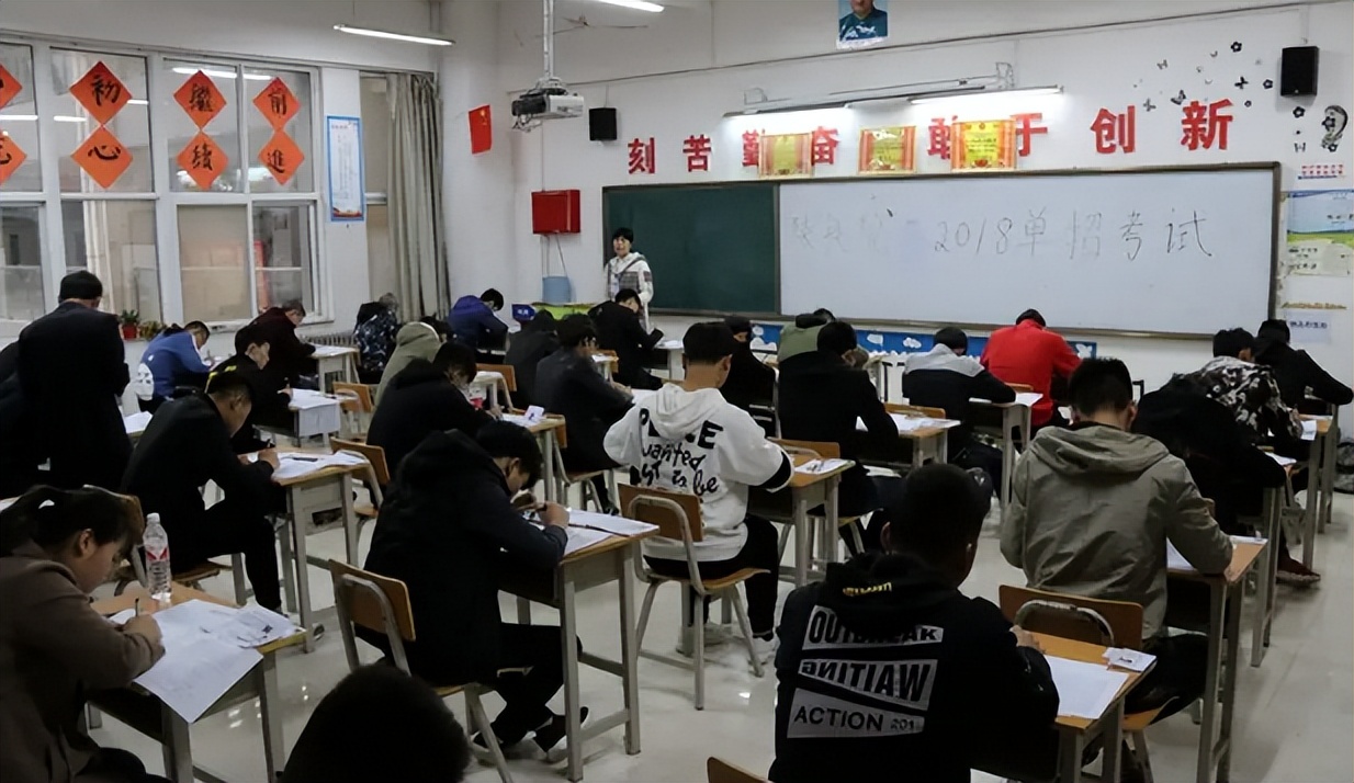 学生一心想走单招，网友好心劝阻反被回怼，单招和高考哪个更好？