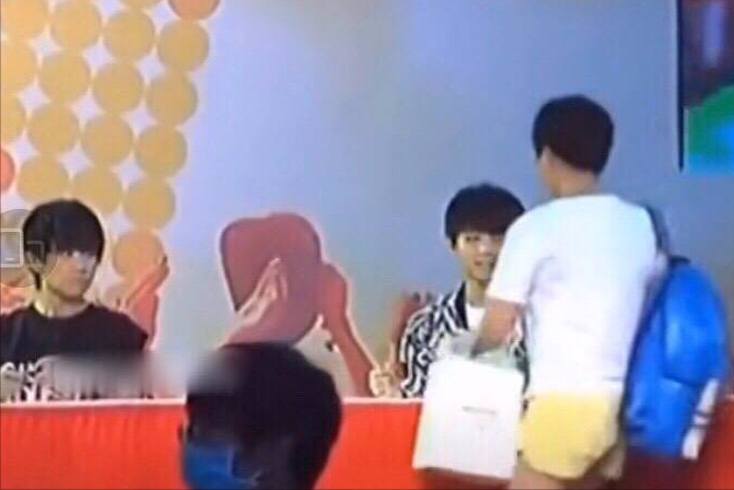 9年、4张牌“登顶”娱乐圈，易烊千玺“顶流之路”揭秘