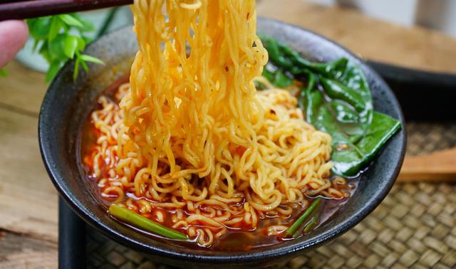 方便面都是防腐剂，需32天才解毒？坦白说：这10种垃圾食品应少碰