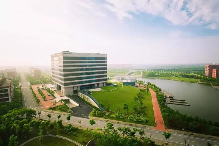 华东化工学院（冲破国外技术封锁）