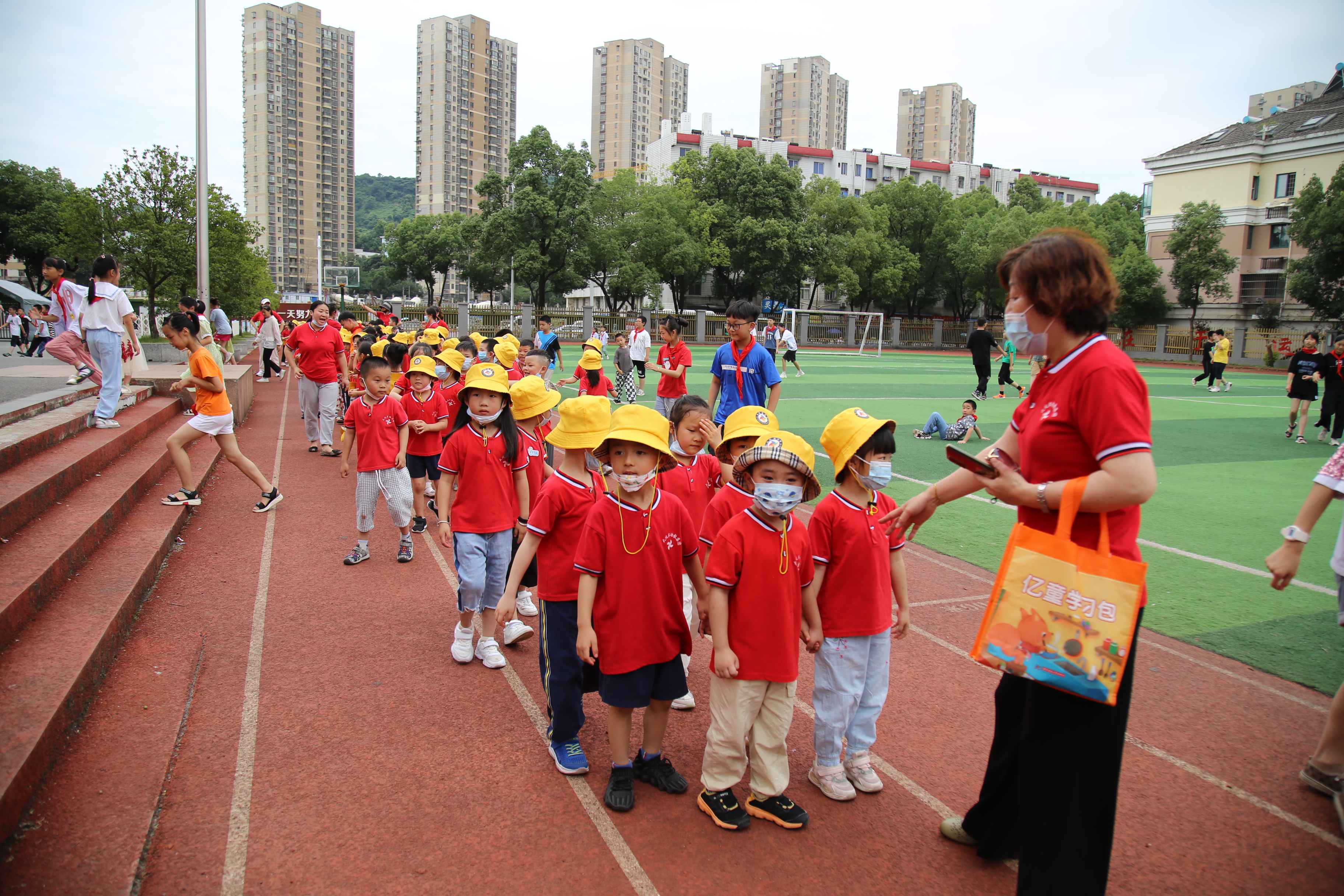 幼儿园孩子进东方红小学 体验小学生活