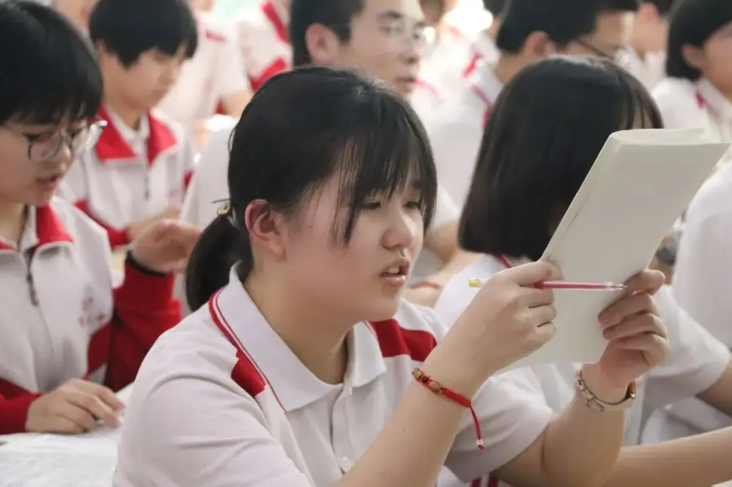 高三女生"夜店"做题,一边蹦迪一边学习,这真的能学进去吗?