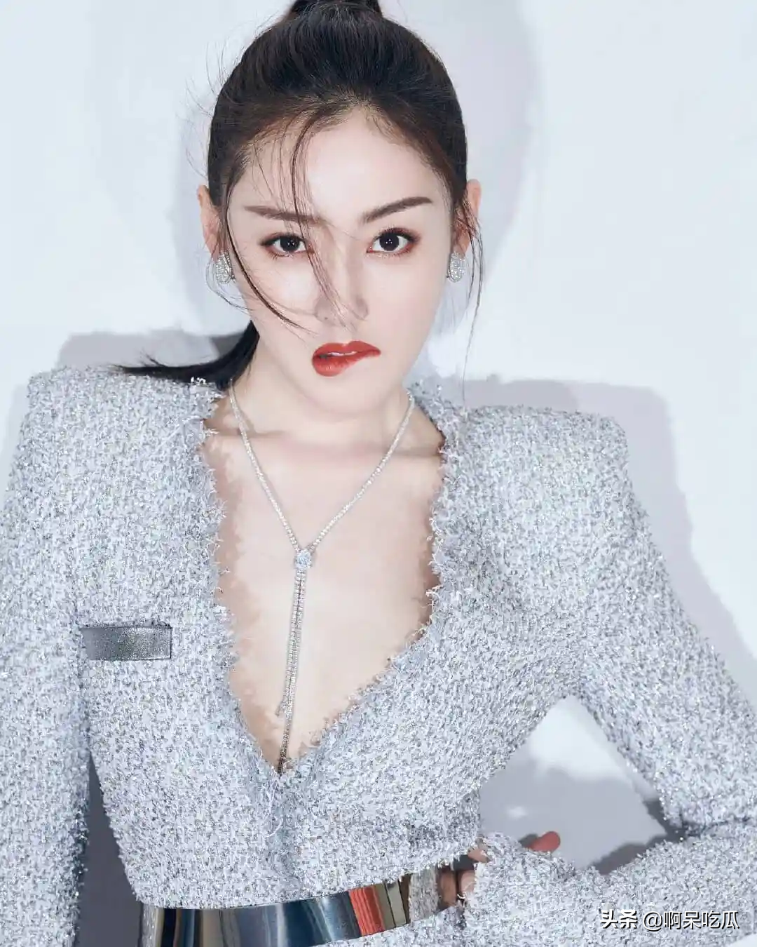 金晨因太瘦引热议，脸颊凹陷太显老，肩胛骨突出超吓人