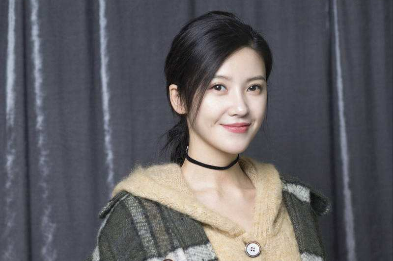 被爷爷奶奶养大的杨子姗，走红后嫁大5岁丈夫，结婚7年零绯闻