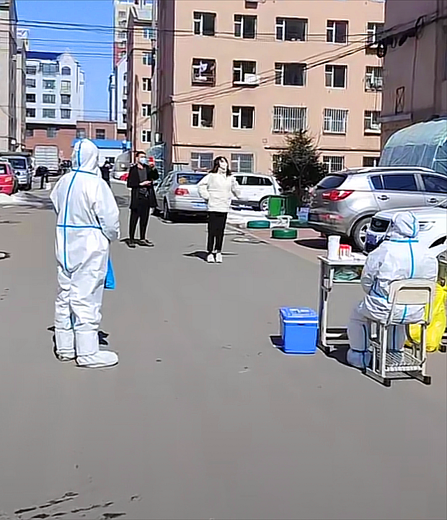 把检测点当秀场？家长让孩子给“大白”跳舞，还在一旁不停拍照