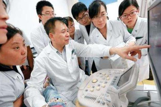 重庆一女大学生考试前夜，打电话认干爹，老师轻蔑一笑：好好复习