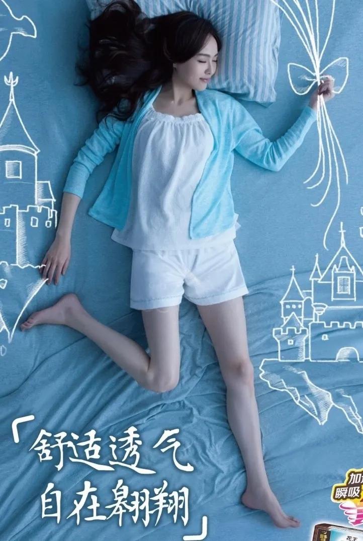 沈梦辰唐嫣同穿牛仔短裤秀腿，感觉还是唐嫣的腿更好看