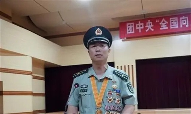 英雄团长祁发宝近况：头颅模型有明显缺损，额角伤疤明显令人痛惜