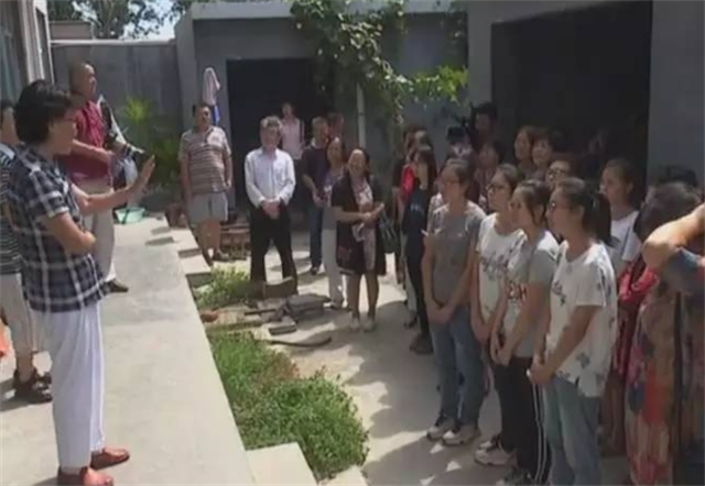 2017年山东农村四胞胎姐妹花同时考上大学，父母给他们买了部手机