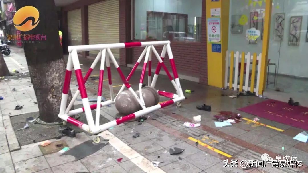 「惊险视频」泉州：特斯拉突然连撞上去 路人惊吓四散 有人受伤