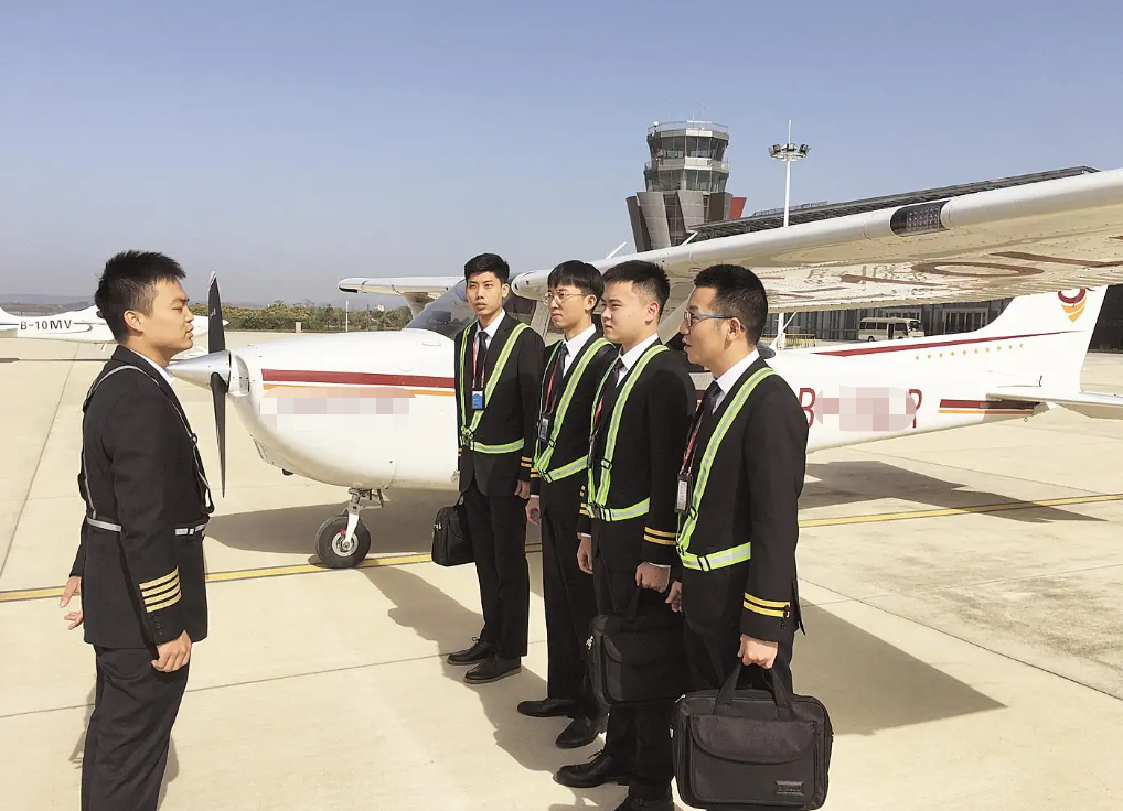 “视力不好也受歧视”？这4个专业近视眼尽量避开，成绩好也不行