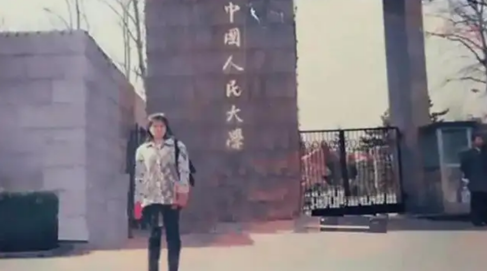 人大学霸伍继红：失业、嫁光棍、生6娃、成低保户，谁毁了她？