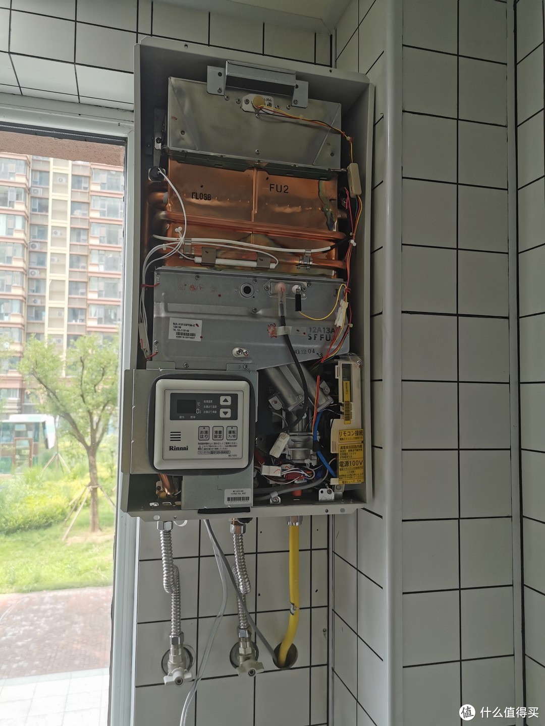 日淘林内背排燃气热水器的安装过程