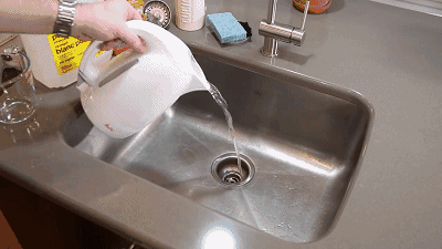 下水道堵了，别用棍子捅！试试这个方法，轻松疏通不求人