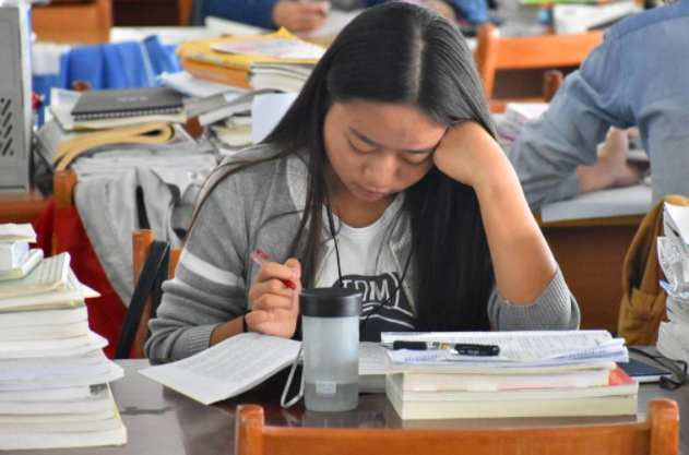 大学生想“留校任教”并不简单，满足这几个条件，就有机会