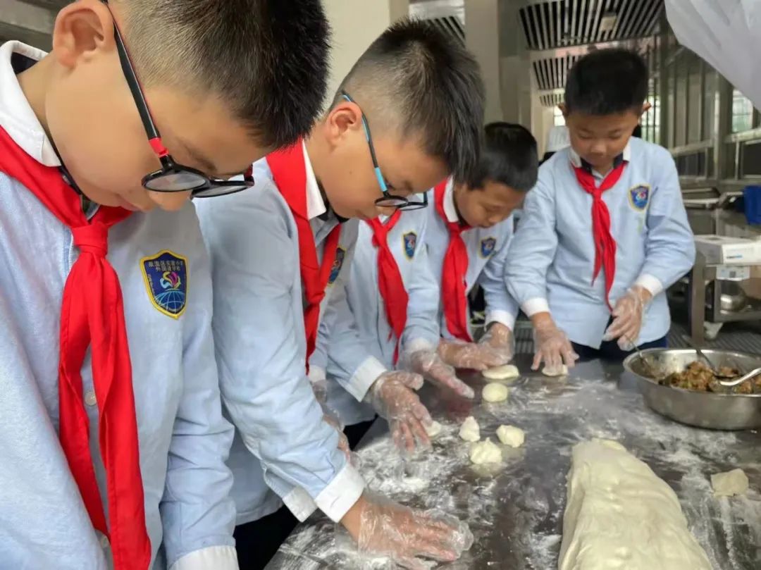 劳动挥洒五月余热 奉献迎接六月喜悦｜记实小外语校劳动系列课程