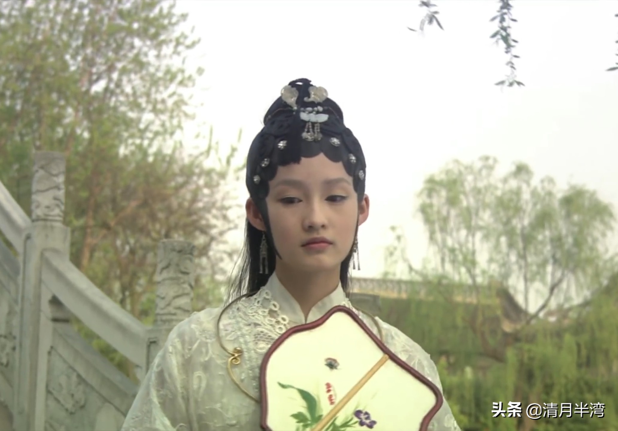 同样是演“宝钗扑蝶”，张莉灵气四溢美如画，李沁木头桩子干扑腾