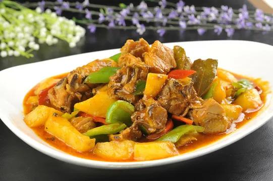 炖鸡块，鸡块焯水就错了，难怪腥气发柴不好吃，大厨：这样做才对