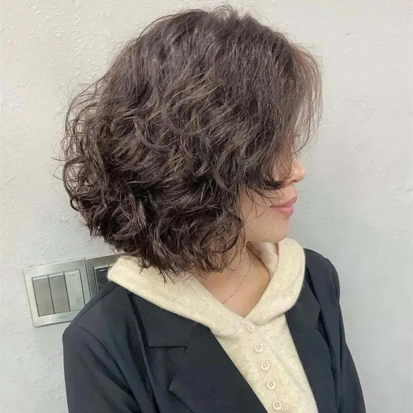 今年全头烫发太火了,年轻人烫洋气,中年人烫时髦,老年人烫减龄