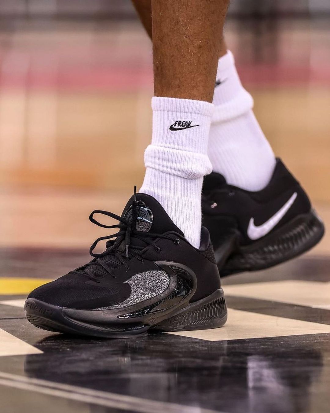 最后一双篮球鞋是老詹的支线款,nike lebron witness 7,这个系列都到