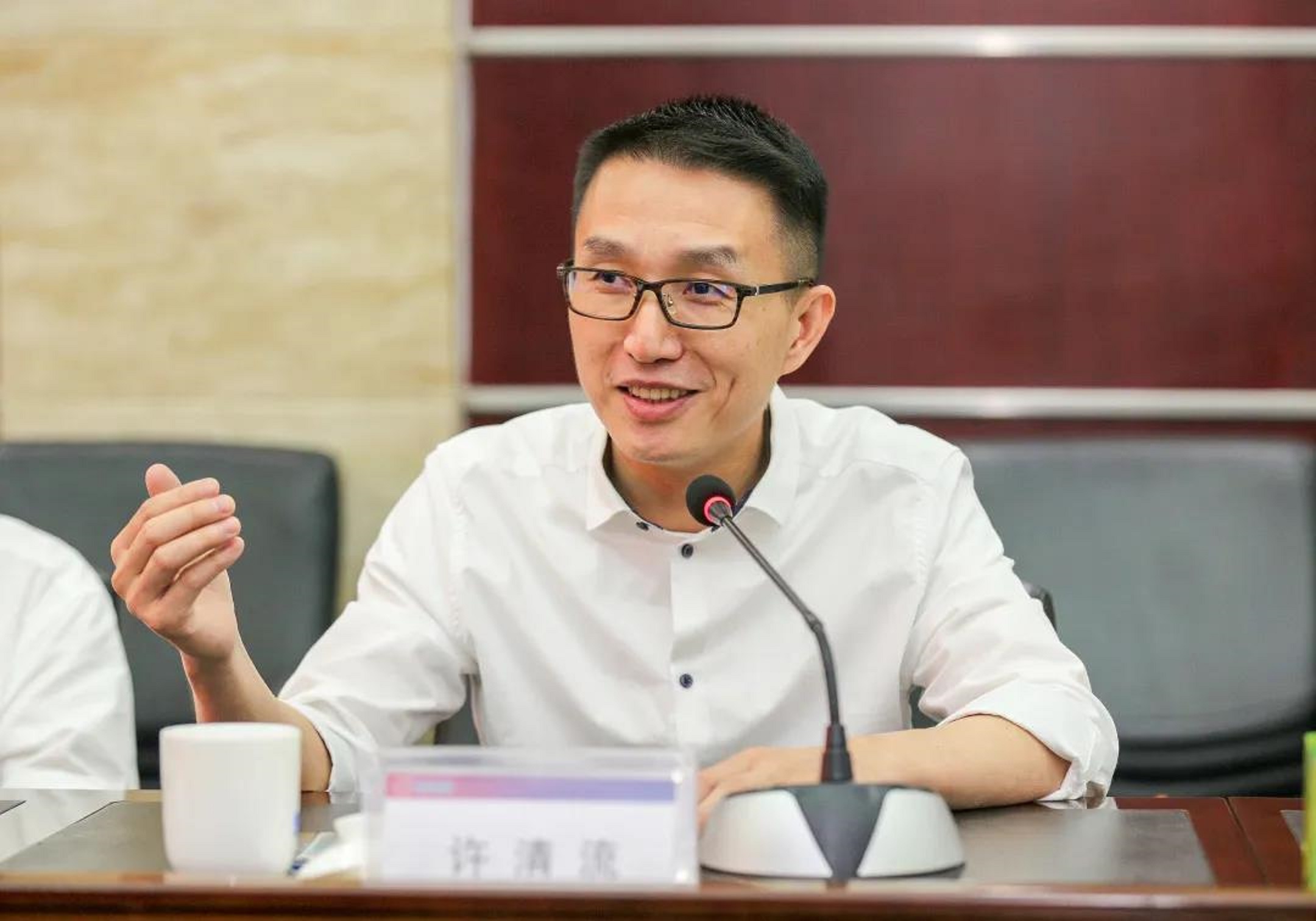从白手起家到“福建首富”，被人尊称为“商业教父”，齐名曹德旺