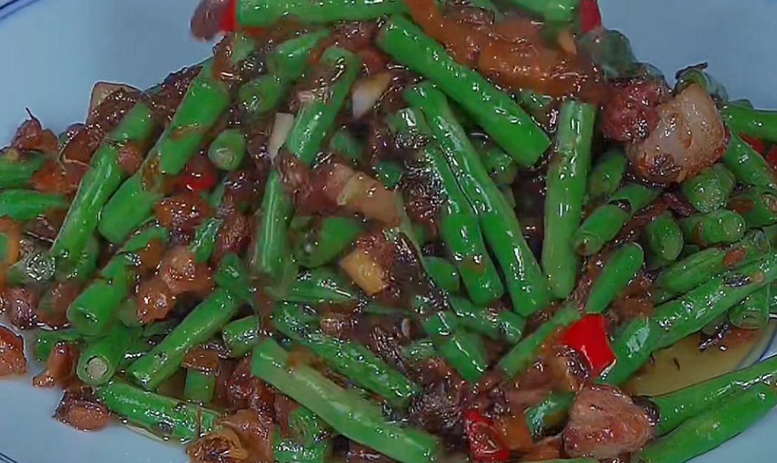大厨教你外婆菜炒豆角的做法(外婆菜炒豆角的家常做法)