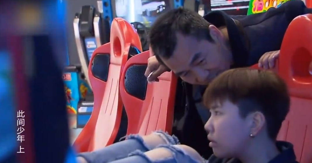 《变形计》里与李宏毅打架，14岁辍学的陈佩雯，如今却整容过度？