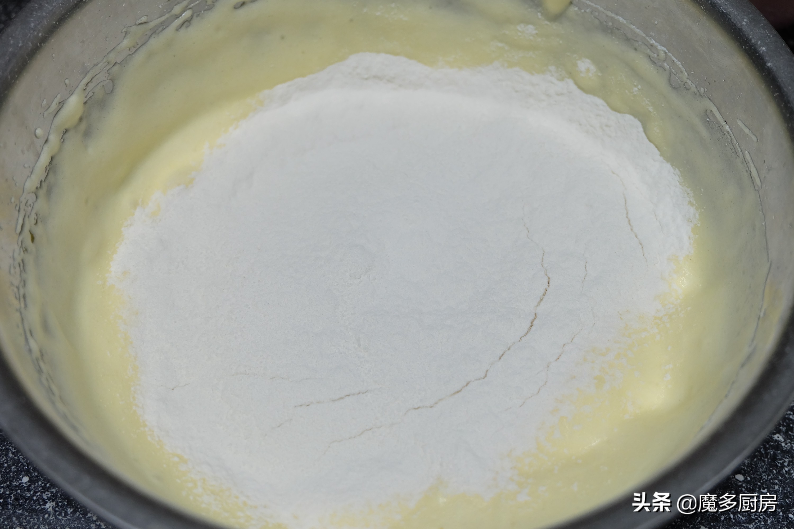 3个鸡蛋1碗面粉,教你做纸杯小蛋糕,低糖低油香甜松软,孩子爱吃