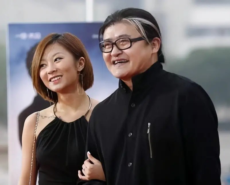 刘欢罕见带女儿走红毯，女儿穿挂脖小黑裙留侧分短发，气质太出众