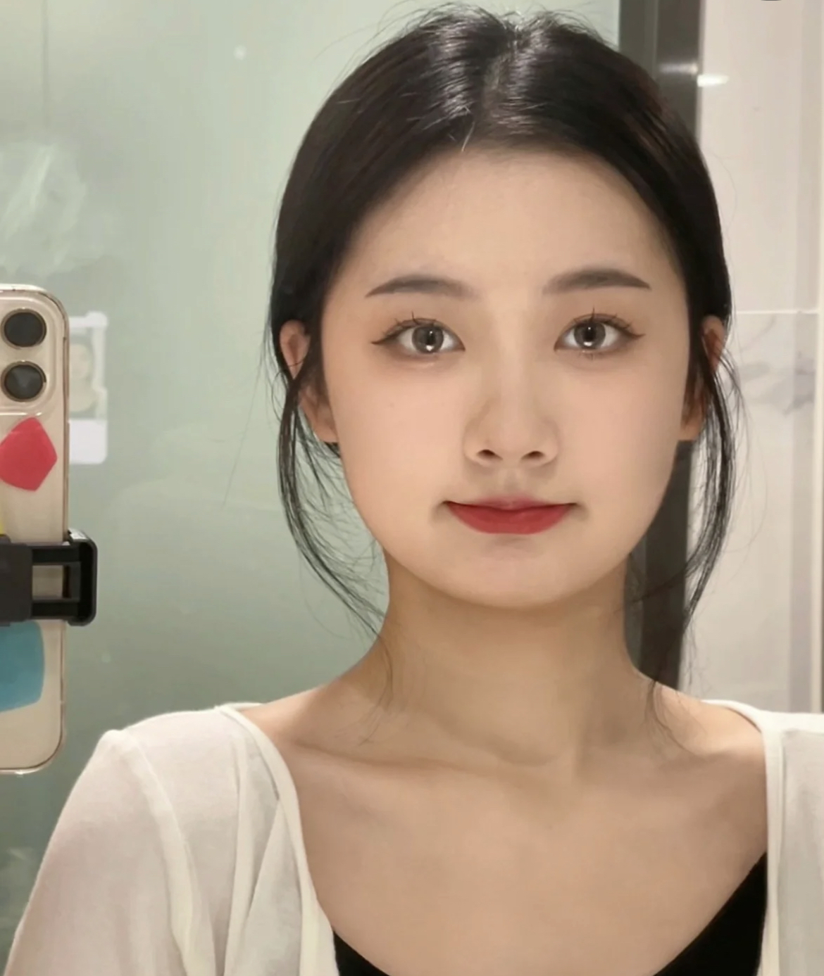 圆脸女生典型的“瘦脸”发型，韩系风格有气质，简单好打理