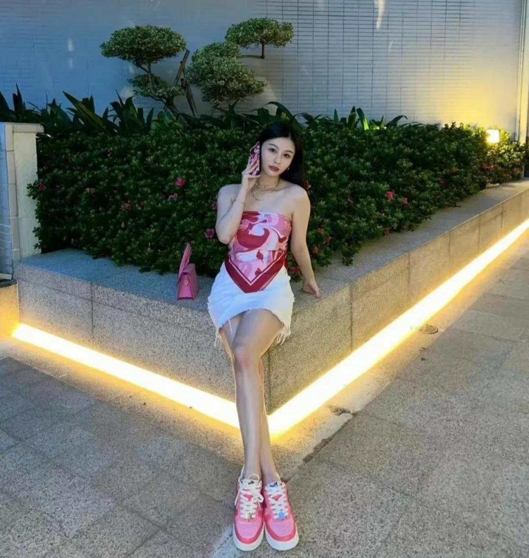 邱淑贞女儿身材好真任性！拿丝巾当“上衣”穿，看着简单却挺时髦