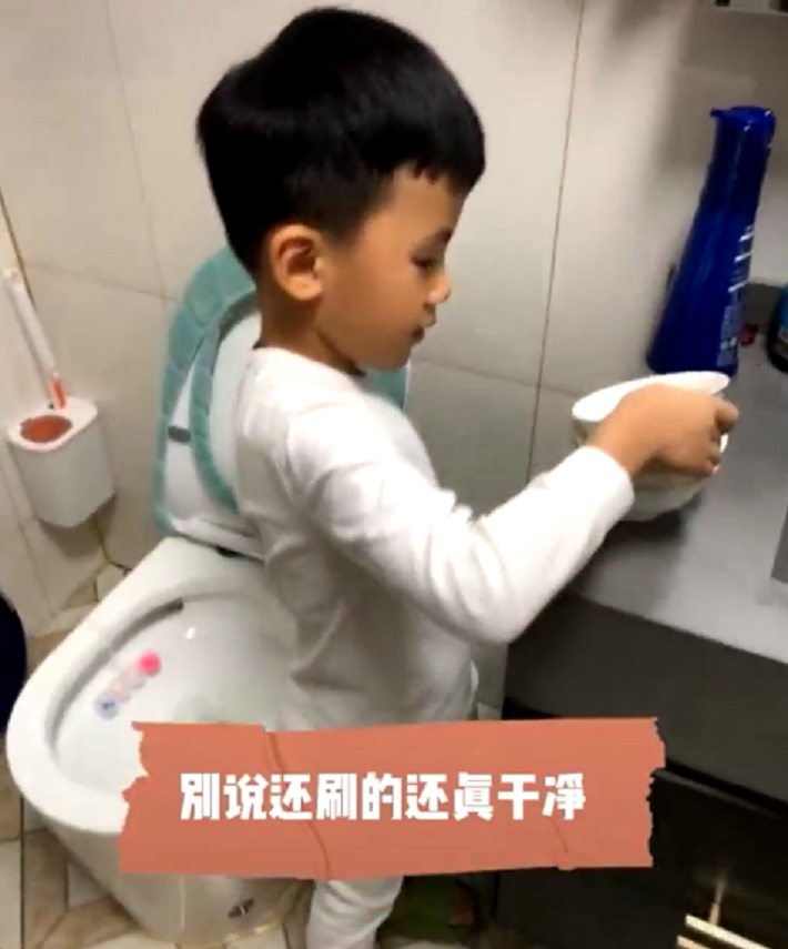 马桶迎来高光时刻，被学生当成洗碗机，场面一度有些失控