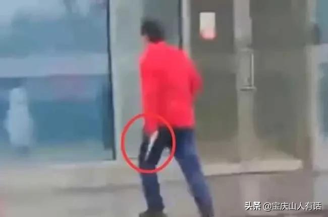 毫无人性，长沙男子当街杀人致3死2伤，行凶后还悠闲地点烟观望