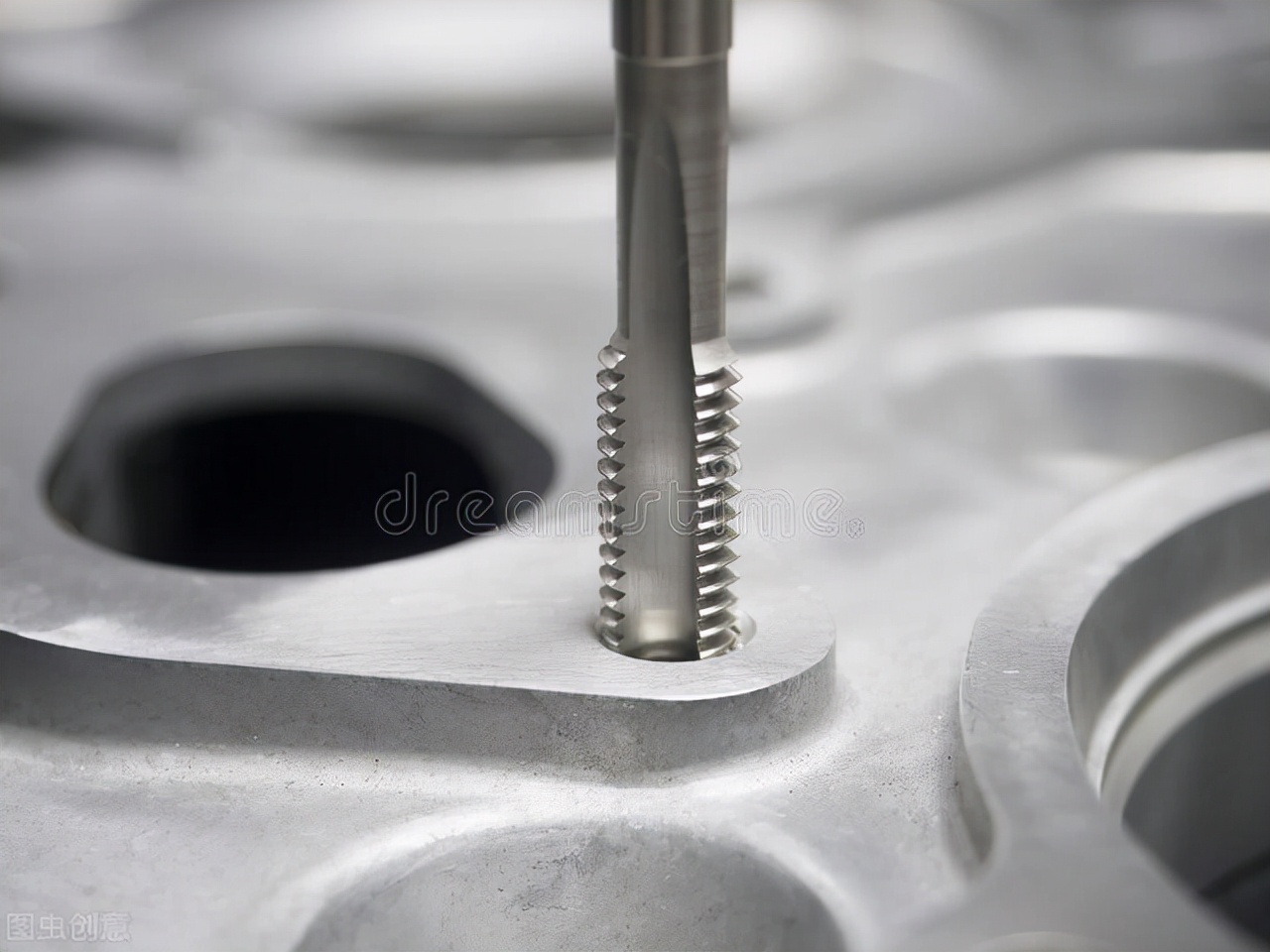 如何在五金冲压与 CNC 加工之间做出正确选择
