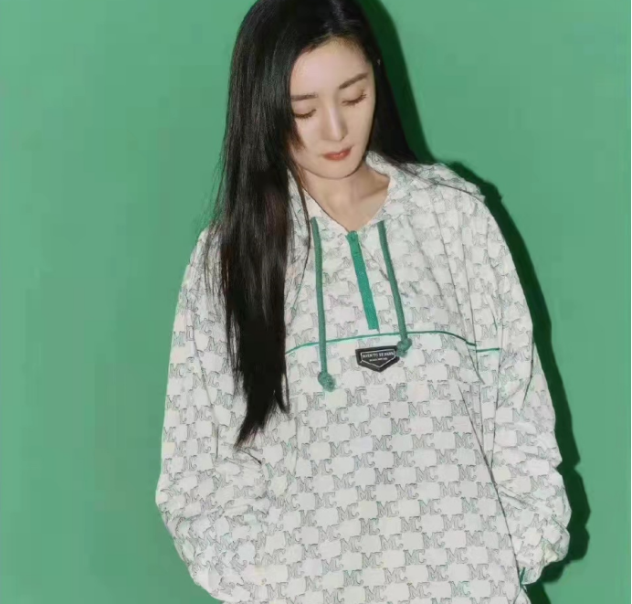 杨幂新穿搭火出圈！卫衣短裤配长筒袜少女感十足，筷子腿堪比超模