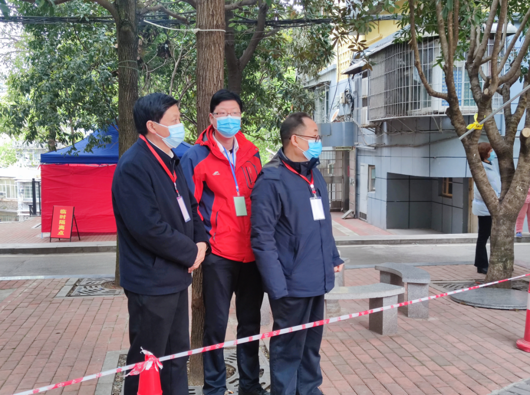 市人大常委会领导分赴鹤城各社区督导疫情防控工作