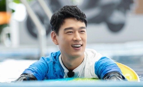 6位娱圈明星夫妻，从校服到婚纱，个个娶初恋，在一起最长40年