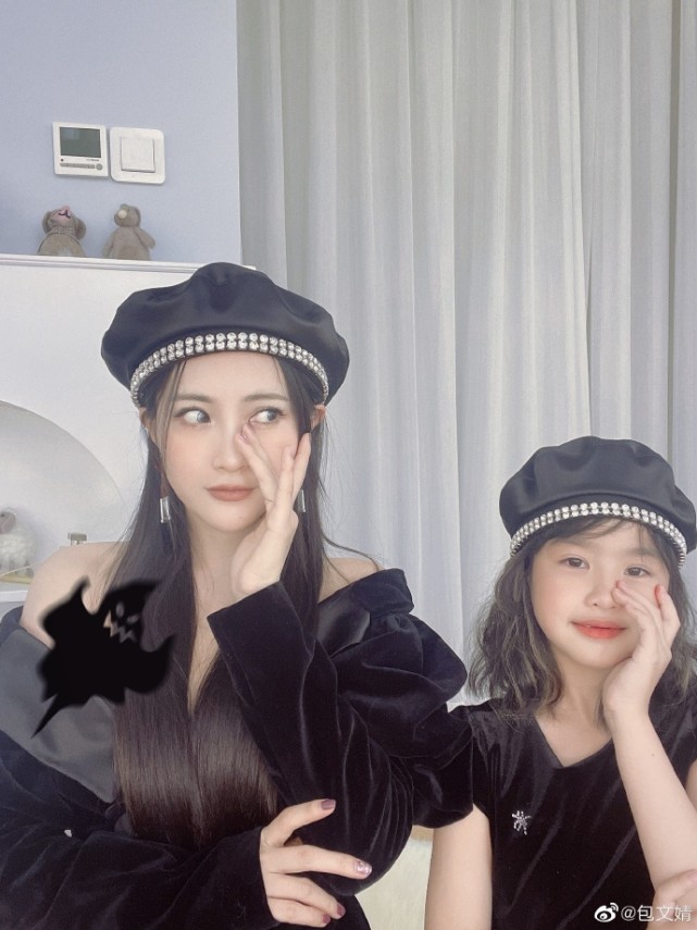 包文婧晒女儿近照，饺子涂口红托腮甜笑，颜值变化大越长越漂亮