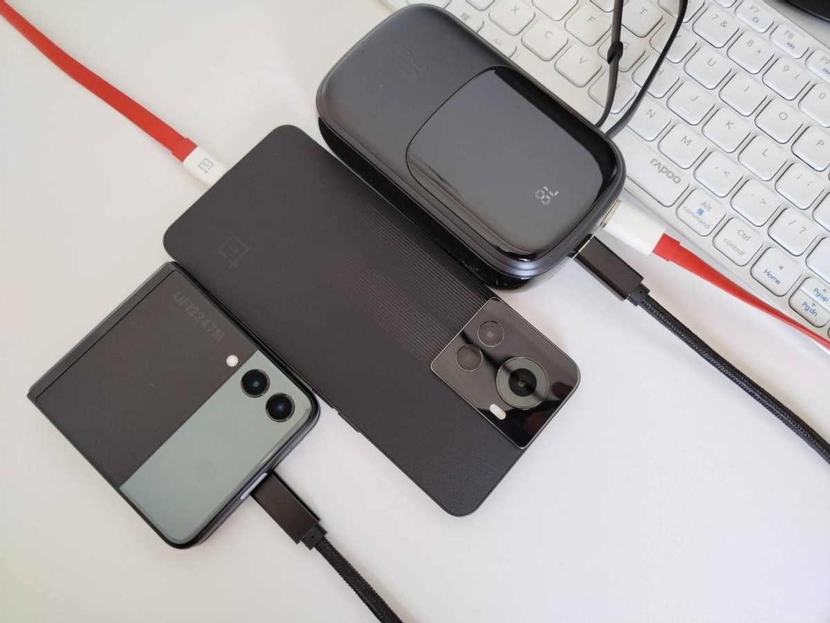 倍思Q数显快充移动电源——苹果安卓完美兼容，双机党必备掌中宝