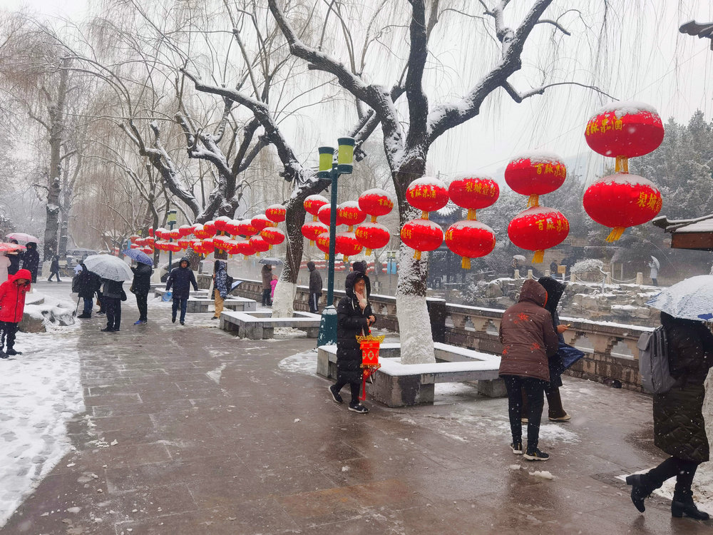 雪送祥瑞兆丰年：济南市民冒雪赏景