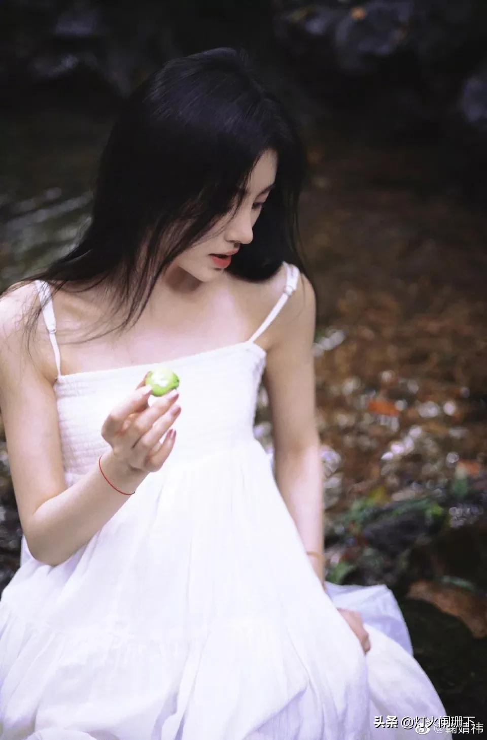 鞠婧祎夏日写真 白色吊带裙清爽可人