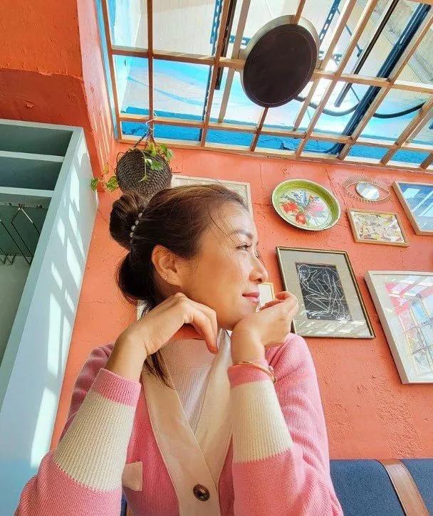 陈茵薇同5岁女女同款发型，陈豪一家五口幸福满满