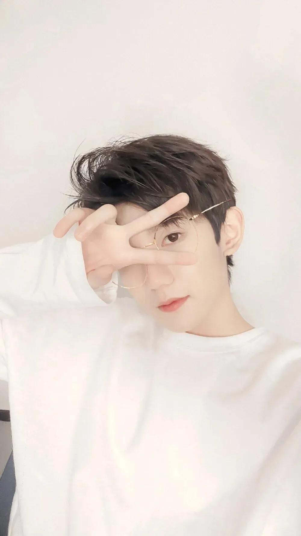 王俊凯易烊千玺王源高清壁纸，哪张壁纸最好看呢