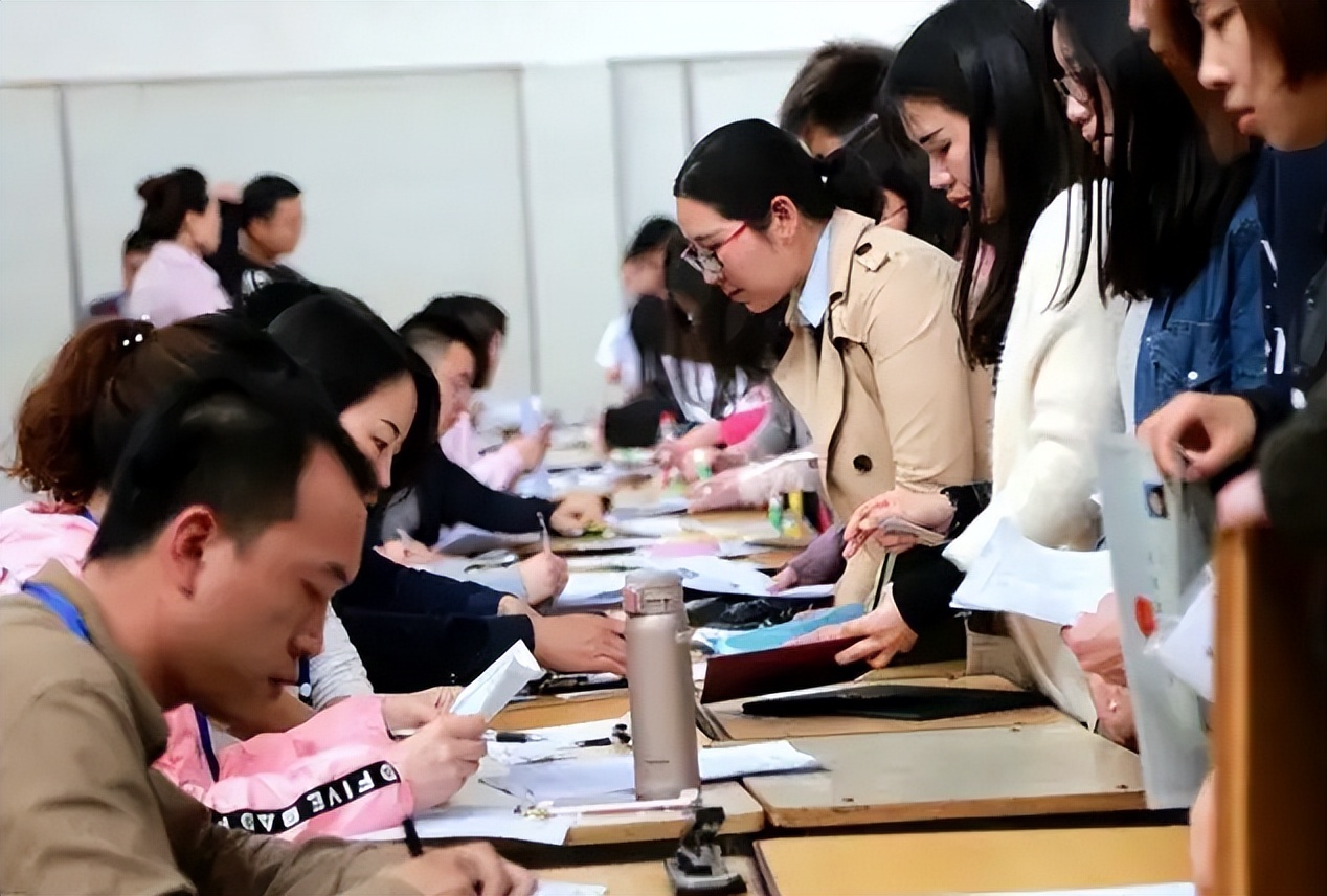 公务员报考将打破“年龄”限制，35岁不再是门槛，往届生有福了