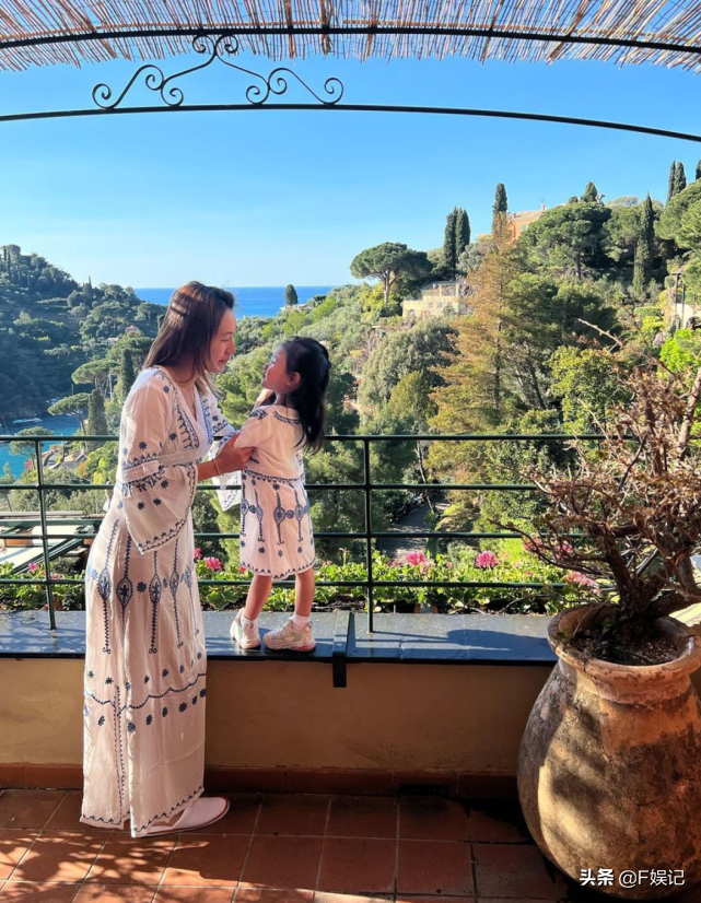 前TVB宫女和百亿老公女儿周游列国 去法国滑雪庆生再去意大利看海