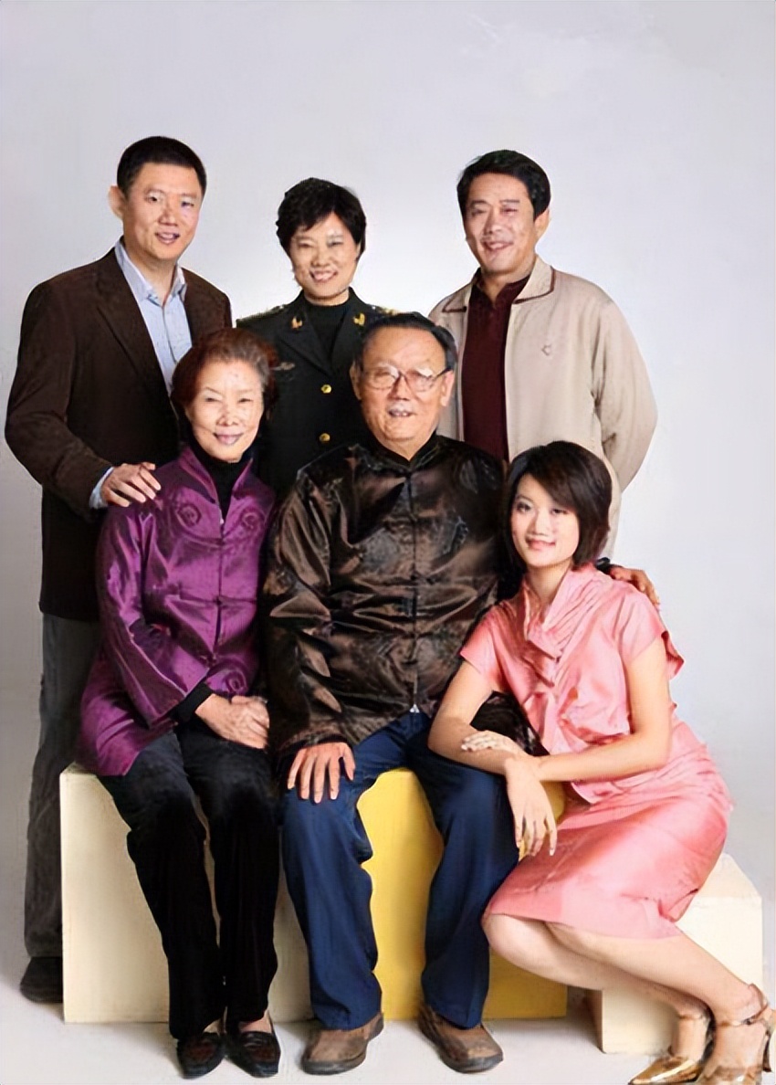 有人选择在娱乐圈硬混，有人选择保家卫国，同是星二代差距还挺大